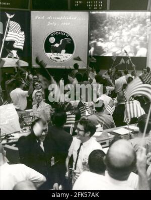 File photo - Houston, TX -- Vista generale della Mission Operations Control Room nel Mission Control Center, edificio 30, Spacecraft Center con equipaggio, che mostra i controllori di volo che celebrano il successo della missione di atterraggio lunare Apollo 11 il 24 luglio 1969. --- l'astronauta americano Michael Collins, che ha volato il modulo di comando Apollo 11 mentre i suoi crewmates sono diventati la prima gente a terra sulla Luna il 20 luglio 1969, è morto il mercoledì dopo aver combattuto il cancro, la sua famiglia ha detto. Foto di NASA via CNP /ABACAPRESS.COM Foto Stock