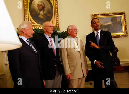 Washington, DC - 20 Luglio 2009 -- Il presidente degli Stati Uniti Barack Obama incontra i membri dell'equipaggio Apollo 11 (l-r) Edwin Eugene 'Buzz' Aldrin, Jr., Michael Collins, e Neil Armstrong nell'Ufficio ovale della Casa Bianca nel 40° anniversario dello sbarco lunare degli astronauti, Washington, DC, lunedì 20 luglio, 2009. Credit: Martin H. Simon/Pool via CNP | usage worldwide Foto Stock