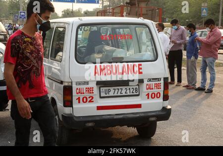 Nuova Delhi, India. 28 Apr 2021. Un'ambulanza trasporta un corpo di un Covid19 per cremazione ad un crematorio l'India affronta il numero crescente più veloce del mondo di Covid-19 casi con 360,927 nuove infezioni confermate, il conteggio singolo più alto di giorno nel paese e più di 3,293 morti nel mese di aprile 2021. Credit: SOPA Images Limited/Alamy Live News Foto Stock