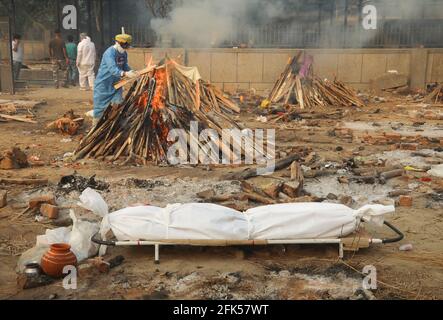 Nuova Delhi, India. 28 Apr 2021. (NOTA PER I REDATTORI: Immagine della morte) un corpo di una vittima di covid19 visto prima della cremazione a un crematorio. L'India si trova ad affrontare il numero di casi di Covid-19 in più rapida crescita al mondo, con 360,927 nuove infezioni confermate, il numero più alto di giorni nel paese e più di 3,293 decessi nel mese di aprile 2021. Credit: SOPA Images Limited/Alamy Live News Foto Stock