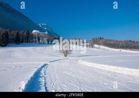 Das Schloss Staufeneck am Fuße des Hochstaufen im tiefverschneiten Winter Foto Stock