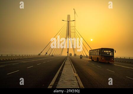 signature bridge è un ponte sospeso a sbalzo che attraversa il fiume yamuna a delhi, con un bel sorgere del sole. Foto Stock