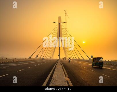 signature bridge è un ponte sospeso a sbalzo che attraversa il fiume yamuna a delhi, con un bel sorgere del sole. Foto Stock