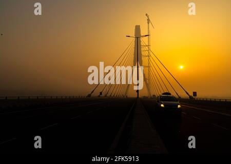 signature bridge è un ponte sospeso a sbalzo che attraversa il fiume yamuna a delhi, con un bel sorgere del sole. Foto Stock