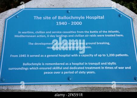 Ballochmyle Estate vicino a Mauchline, Ayrshire, Scozia, Regno Unito dove il vecchio ospedale Ballochmyle stava vedendo l'annuncio di un ciarm con targa e segno blu che commercia l'ex ospedale e Robert Burns collegamenti. Organizzato dal Mauchline Burns Club l'avviso sulla cairn Foto Stock