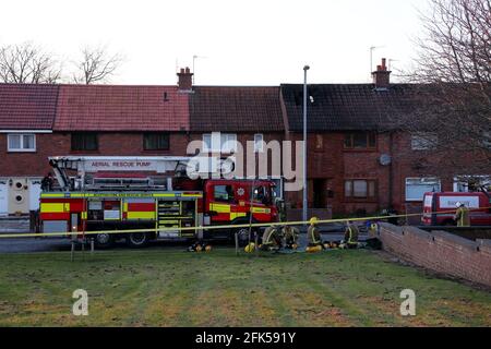 Peggieshill Road, Ayr, Ayrshire, Scozia, UK Fire si spezza in casa e si diffonde in altre due proprietà Foto Stock