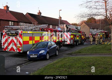 Peggieshill Road, Ayr, Ayrshire, Scozia, UK Fire si spezza in casa e si diffonde in altre due proprietà Foto Stock