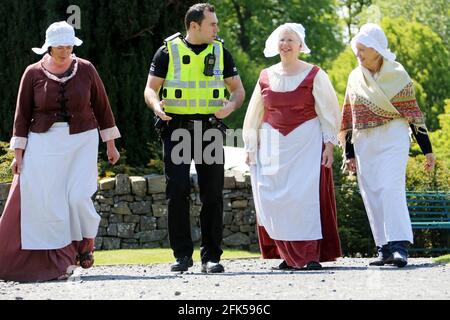 'Your view' PC Jamie Dunlop al Burns Cottage, Alloway Ayrshire, Scozia, Regno Unito. 23 maggio 2016, lancia una nuova iniziativa per ottenere il feedback dalla comunità. Guardando leggermente incongruusin sua uniforme come parla agli attori in abito d'epoca da Robert Burns tempo Foto Stock