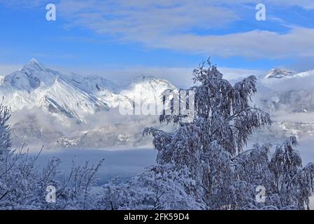 Vista sulle montagne coperte di neve fresca sotto il blu cieli Foto Stock