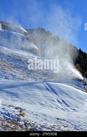 Cannoni da neve in funzione su una pista da sci presso il inizio della stagione Foto Stock