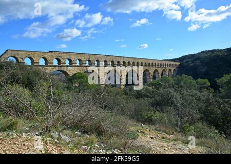 L'antico acquedotto romano Pont du Gard e il ponte viadotto, il più alto di tutti gli antichi ponti romani, vicino a Nimes nel sud della Francia Foto Stock