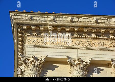 L'architrave di un antico tempio romano con ornamenti di uova e dardo e acanthus sopra le colonne corinzie Foto Stock