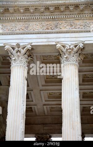 Capitelli e entablature di due colonne corinzie nel pronao di un antico tempio romano a Nimes, Francia Foto Stock