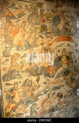 I mosaici della Sala di Arion basati sul mito greco del poeta Arion. Nella Villa Romana del CAS, patrimonio dell'umanità dell'UNESCO, sono presenti antichi mosaici romani Foto Stock