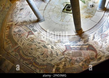 Antichi mosaici romani di cupide che pescano da barche intorno ad una piscina, una fontana e colonne nell'atrio di una villa. Un'allegoria per trovare l'amore. Da Foto Stock