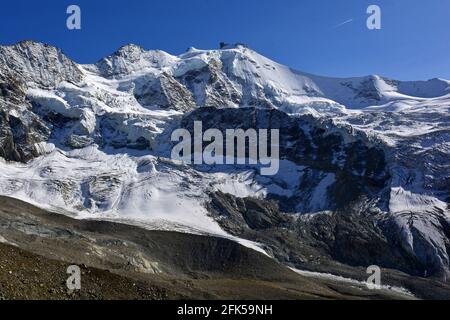 Lo Zinalrothorn (centro), e la Pointe Sud du Muring (a sinistra) nelle Alpi svizzere sopra la località di montagna di Zinal Foto Stock