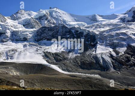 Lo Zinalrothorn (centro), e la Pointe Sud du Muring (a sinistra) nelle Alpi svizzere sopra la località di montagna di Zinal Foto Stock