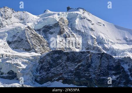 Lo Zinalrothorn (centro), e la Pointe Sud du Muring (a sinistra) nelle Alpi svizzere sopra la località di montagna di Zinal Foto Stock