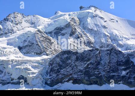 Lo Zinalrothorn (centro), e la Pointe Sud du Muring (a sinistra) nelle Alpi svizzere sopra la località di montagna di Zinal Foto Stock