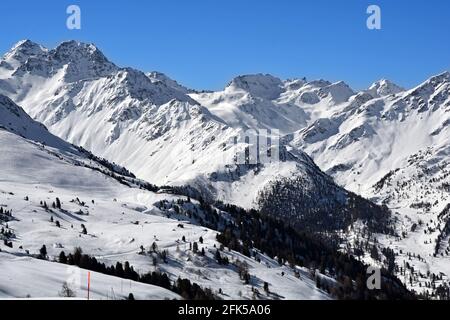 La montagna più alta del comprensorio sciistico Verbier 4 Valleys, il Mont Fort con il suo ghiacciaio sci Foto Stock