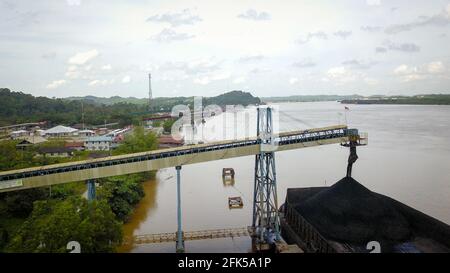 Trasporto del carbone in indonesia, caricando il carbone sulla vista aerea della chiatta Foto Stock