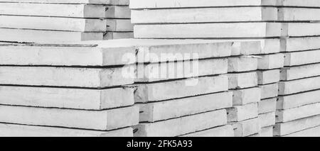 Stoccaggio di blocchi di calcestruzzo in un magazzino. Strutture in calcestruzzo nel cantiere. Industriale, cemento da costruzione materiali. Foto Stock