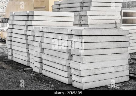 Stoccaggio di blocchi di calcestruzzo in un magazzino. Strutture in calcestruzzo nel cantiere. Industriale, cemento da costruzione materiali. Foto Stock