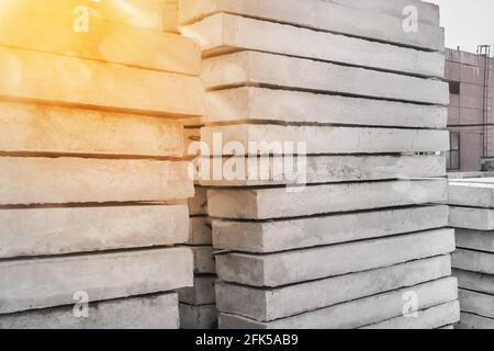 Stoccaggio di blocchi di calcestruzzo in un magazzino. Strutture in calcestruzzo nel cantiere. Industriale, cemento da costruzione materiali. Foto Stock