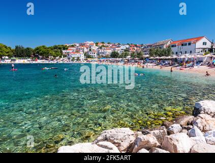 Primosten, Sibenik Knin County, Croazia. Vista su una bellissima spiaggia a Primosten, Dalmazia, Croazia. Foto Stock