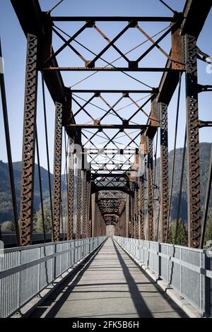 Un vecchio ponte di acciaio riproposto in un sentiero vicino Clark Fork, Idaho. Foto Stock