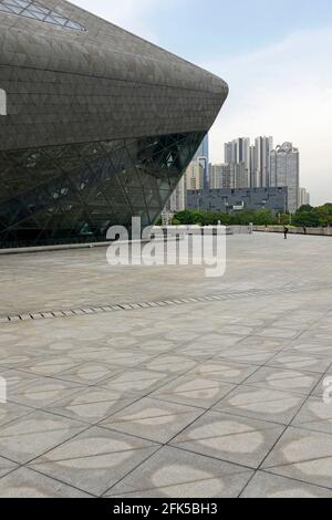 Vista di un angolo del teatro dell'opera, progettato da Zaha Hadid, sull'isola di Haixinsha nel fiume Pearl nel quartiere di Tianhe, nel centro di Guangzhou, Cina Foto Stock