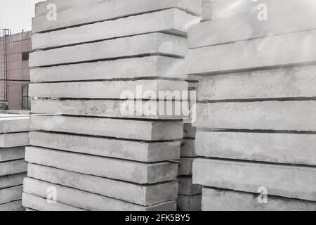 Stoccaggio di blocchi di calcestruzzo in un magazzino. Strutture in calcestruzzo nel cantiere. Industriale, cemento da costruzione materiali. Foto Stock