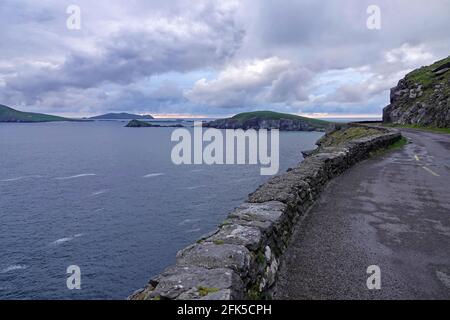 L'Oceano Atlantico del Nord è visto dalla costa rocciosa della Penisola di Dingle, Irlanda durante la sera. Foto Stock