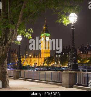 Elizabeth Tower presso le Houses of Parliament, Westminster, Inghilterra, preso di notte dalla South Bank, terreno pubblico. Foto Stock