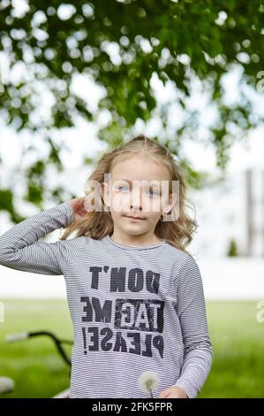 La bambina gioca nel parco. Il concetto di una felice infanzia, ricreazione estiva all'aperto, vacanza estiva Foto Stock