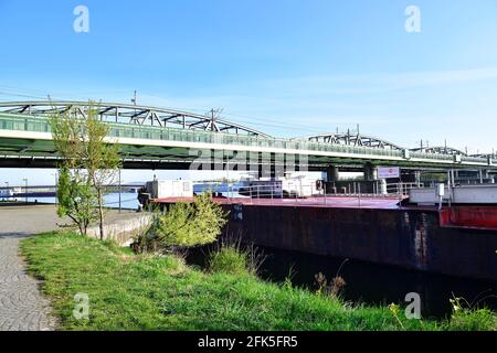 Vienna, Austria. Nave da carico sul Danubio con il ponte ferroviario nord Foto Stock