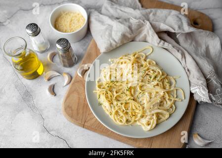 Cena di pasta di Alfredo con salsa bianca cremosa e condimento alle erbe. Pasta fatta in ristorante italiano chiamato Alfredo. Formaggio Alfredo Pasta. Foto Stock