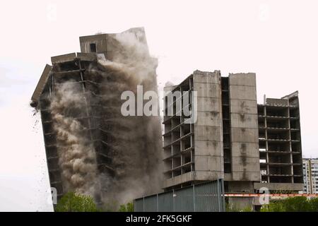 Vecchia demolizione di edifici mediante implosione controllata con esplosivi. Foto Stock