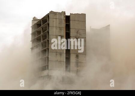 Vecchia demolizione di edifici mediante implosione controllata con esplosivi. Foto Stock