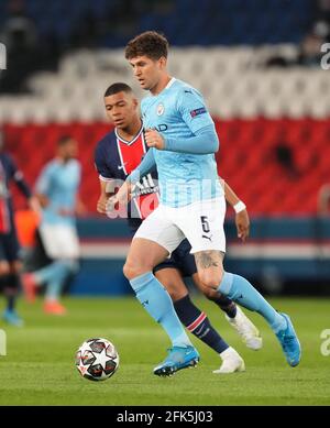 John Stones di Manchester City (a destra) e Kylian Mbappe di Parigi Saint-Germain in azione durante la semifinale della UEFA Champions League, prima tappa, al Parc des Princes di Parigi, Francia. Data immagine: Mercoledì 28 aprile 2021. Foto Stock