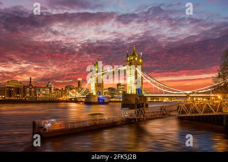Tower Bridge illuminato al tramonto, Londra, Inghilterra Foto Stock
