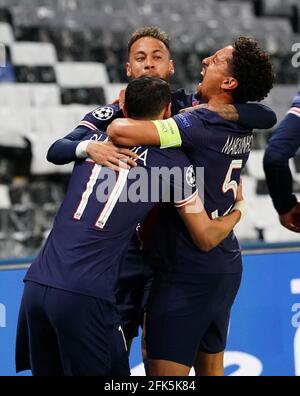 Il Marquinhos di Parigi Saint-Germain (a destra) festeggia con Angel di Maria (a sinistra) e Neymar dopo aver segnato il primo gol della partita durante la semifinale della UEFA Champions League, prima tappa, al Parc des Princes di Parigi, Francia. Data immagine: Mercoledì 28 aprile 2021. Foto Stock