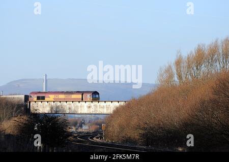 '66058' sale sulla linea principale del Galles del Sud a Margam Con un treno diretto ad est e si dirige lungo l'Ogmore Vale Extension Line durante un'attività di progettazione Foto Stock