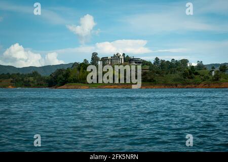 Guatapé, Antioquia, Colombia - 3 aprile 2021: Elegante hotel in una delle isole di Guatape vicino El Peñol Foto Stock