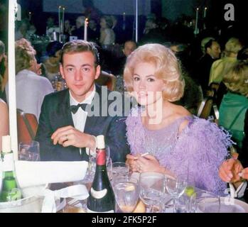 SANDRA DEE attrice cinematografica americana con Bobby Darin circa 1961 Foto Stock