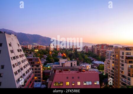 Vista panoramica sulla città, le sue case, gli edifici e le montagne sullo sfondo. Santiago del Cile. Foto Stock