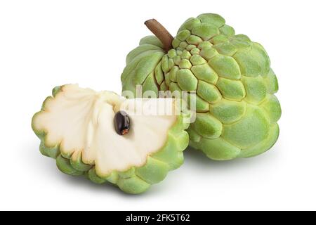Mela zuccherina o mela crema isolata su fondo bianco con percorso di ritaglio e piena profondità di campo. Esotico tropicale tailandese annona o cherimoya frutta Foto Stock