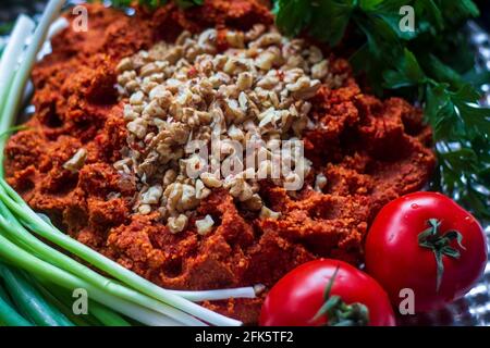 Polpette crude turche (CIG kofte; piatto di carne cruda) con insalata e cipolla. Primo piano Foto Stock