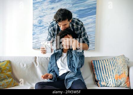Rapporto romantico di giovane coppia. Attento, ragazzo premuroso in abbigliamento casual, coprendo gli occhi alla ragazza con la sua mano, preparandosi a darle un rapporto anniversario o regalo di compleanno Foto Stock