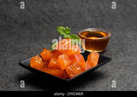 Ayurvedic Bael o Bel Murabba è fatto di legno di mela o Belgiri Bili Bhel zucchero e Shahad Madhu. Cura la malattia addominale, pulisce e rafforza Foto Stock